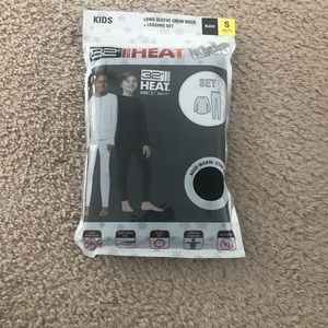 Thermal top and bottom size small never been worn